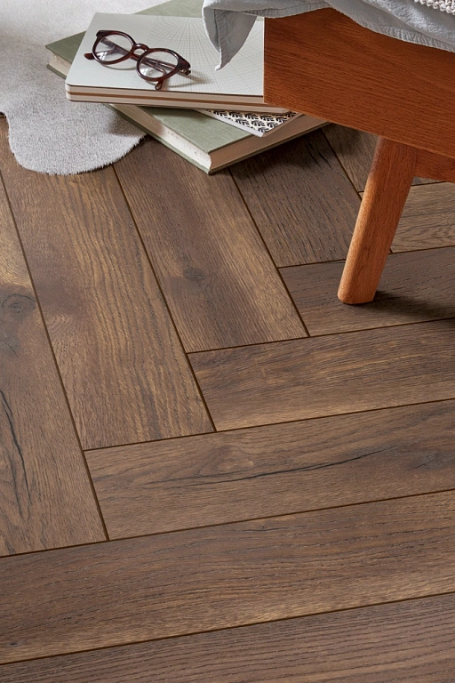 Ламинат Kronotex Herringbone Дуб тёмный Петерсcон D 4766