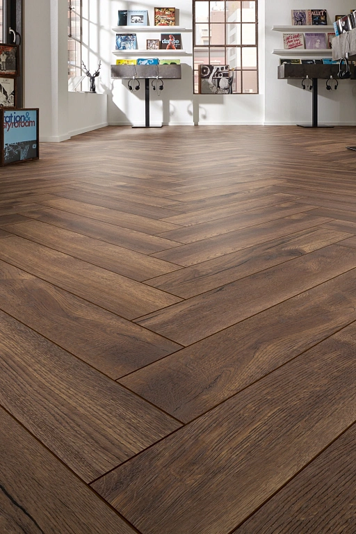 Ламинат Kronotex Herringbone Дуб тёмный Петерсcон D 4766